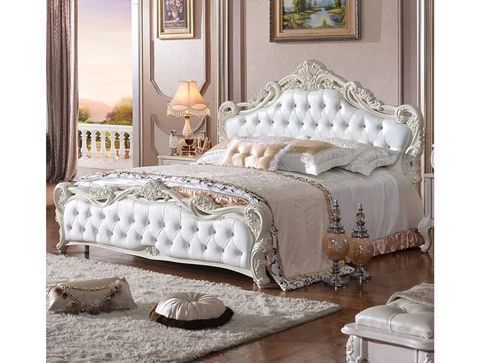 Hoa văn trang trí quanh giường mang đến cảm giác quý tộc