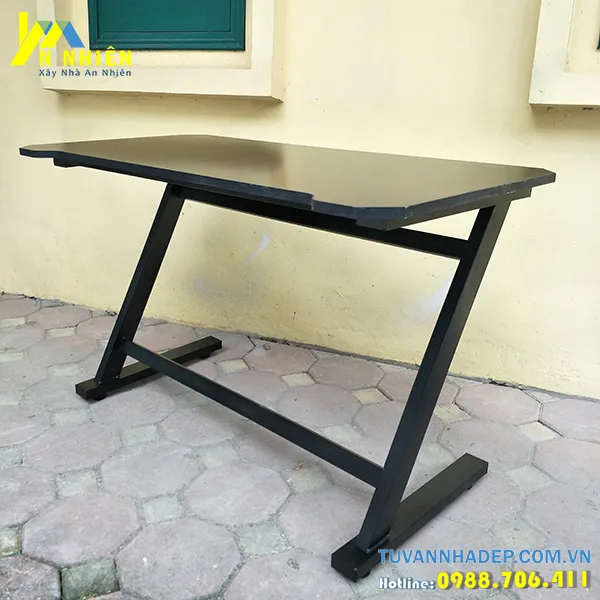 bàn có cấu tạo chân sắt chữ Z rất chắc chắn và mặt bàn là kính