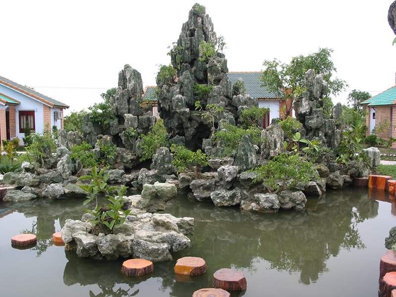 những khối đá trầm tích với kích thước to nhỏ được sử dụng để tạo hình cho hòn non bộ