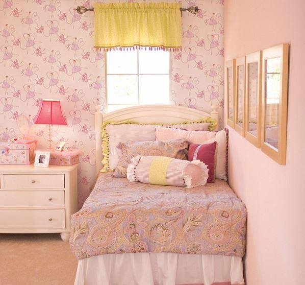 Không gian phòng ngủ nhỏ không phải là vấn đề khi bạn có sự chọn lựa giấy dán tường phù hợp. Hãy tìm kiếm những mẫu giấy dán tường với các hoa văn và họa tiết đơn giản để trang trí phòng ngủ nhỏ của bạn trở nên thoải mái và ấm áp hơn.