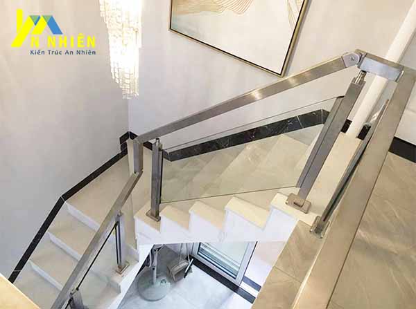 thiết kế cầu thang có lan can bằng kính cường lực