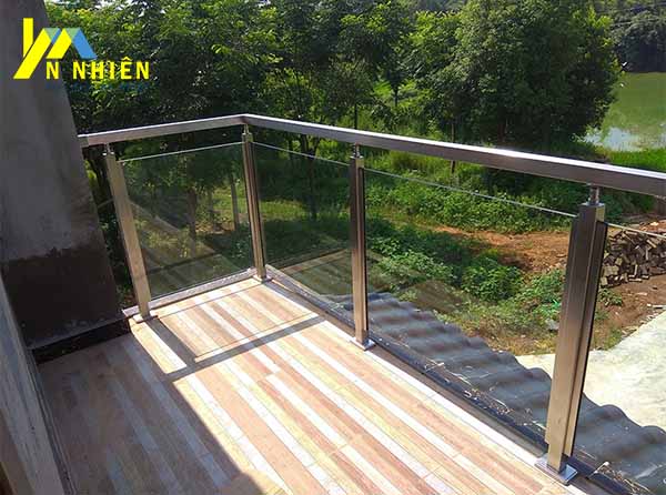 lan can ban công có tay vịn bằng inox