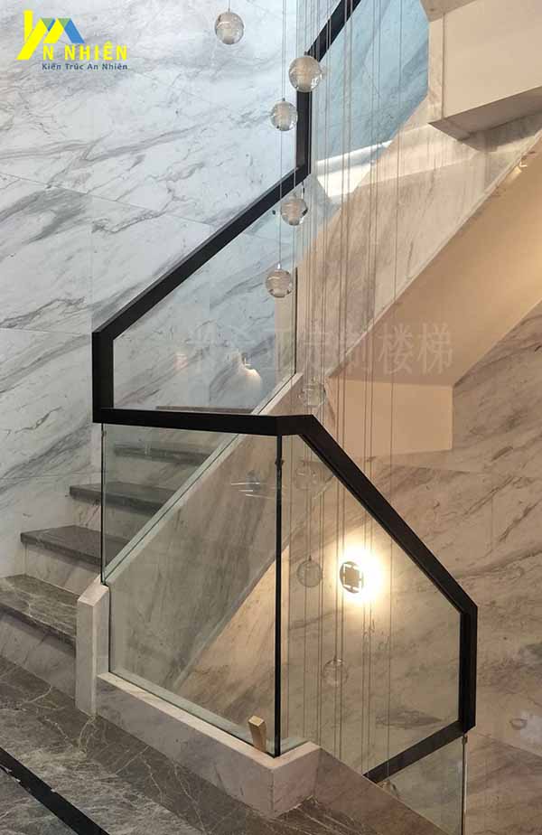 Thiết kế ban công xinh đẹp nhờ lan can kính tay vịn gỗ ấn tượng