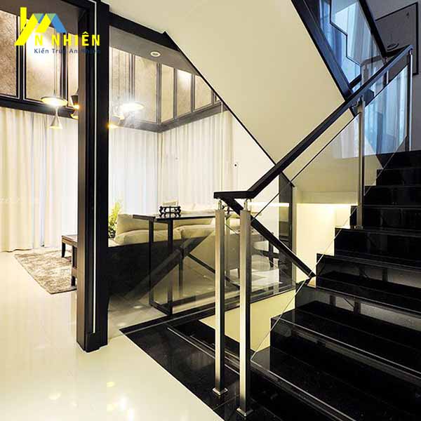 Thiết kế tay vịn cầu thang kính bằng gỗ tinh tế đầy tính thẩm mỹ.