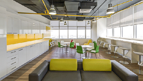 rèm cuốn màu trắng giúp văn phòng trông sáng sủa hơn