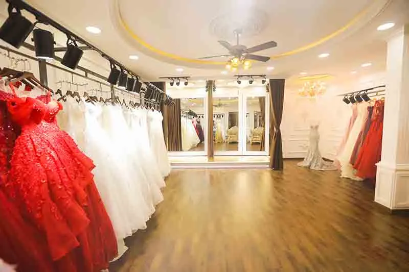 Trang trí nội thất cửa hàng áo cưới sang trọng lung linh