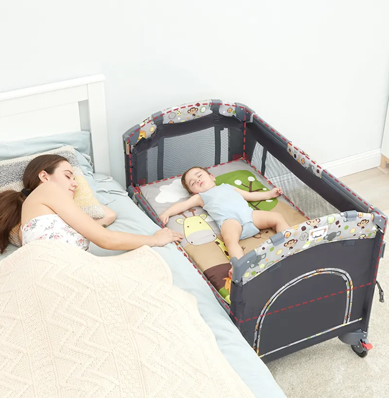 giường bố mẹ và bé đặt sát cạnh nhau