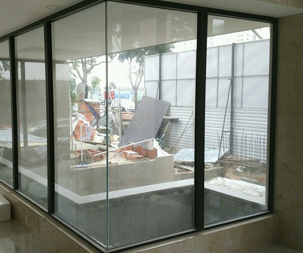 vách kính cố định sử dụng khung nhôm